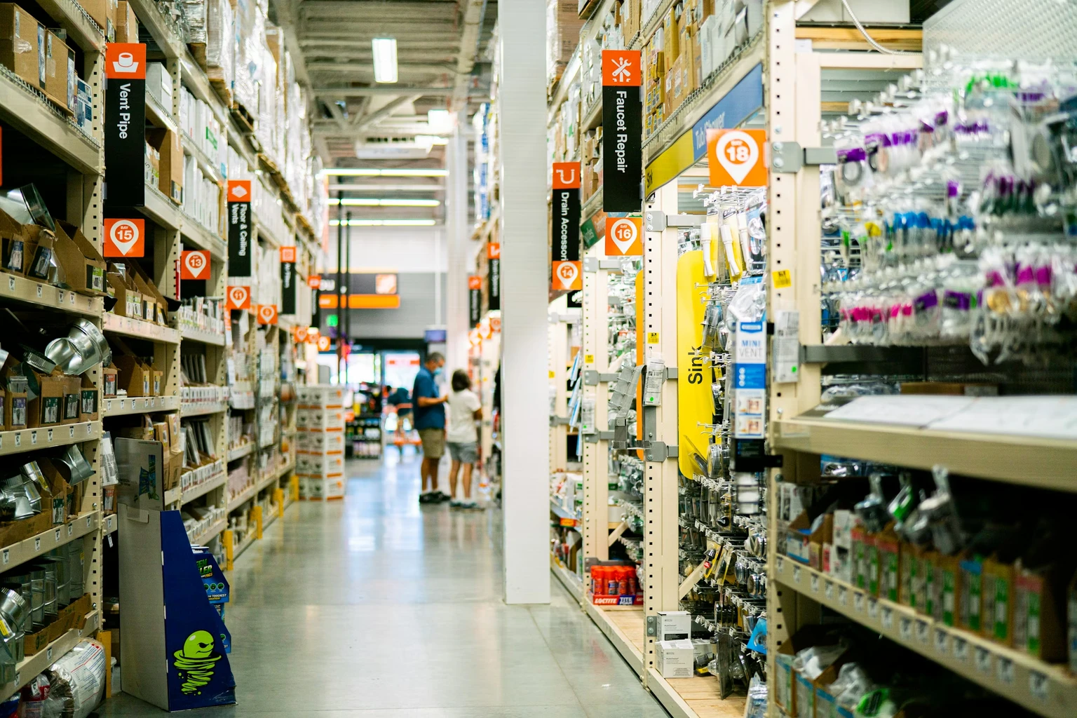 Intérieur d'un hypermarché spacieux avec un éclairage optimisé