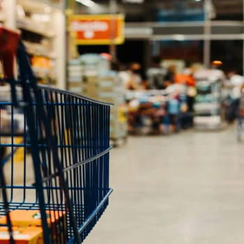 Client faisant ses courses confortablement dans un supermarché à température régulée.