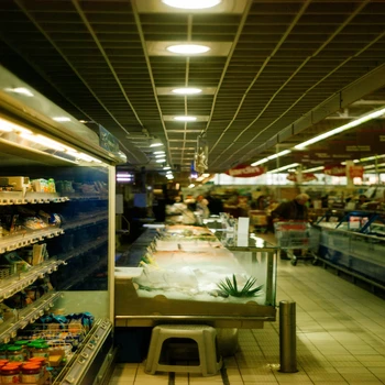 Éclairage LED moderne dans une allée de supermarché.